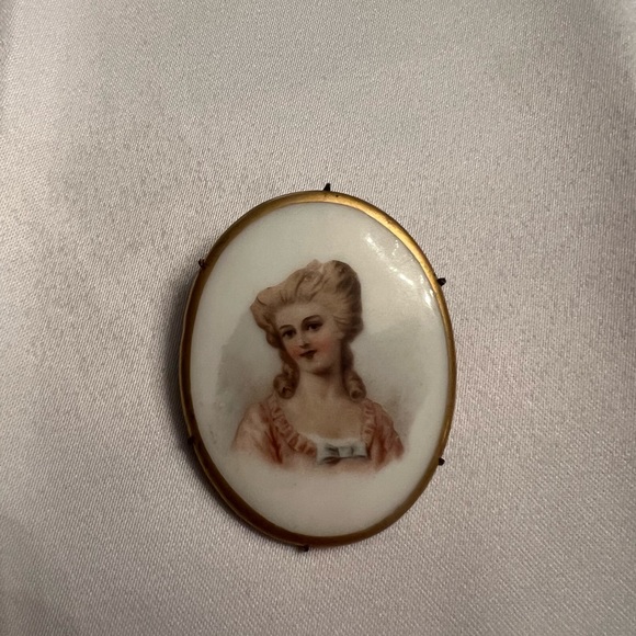 Vintage Cameo Goldtone Made Hand Painted Brooch Pin.
Possibly Made In France. - Picture 1 of 2